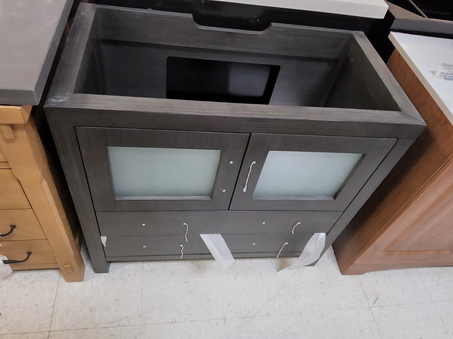 36" Virtu USA Vanity in white TOP INCLUDED: $800
NO TOP: $600 87Q625451